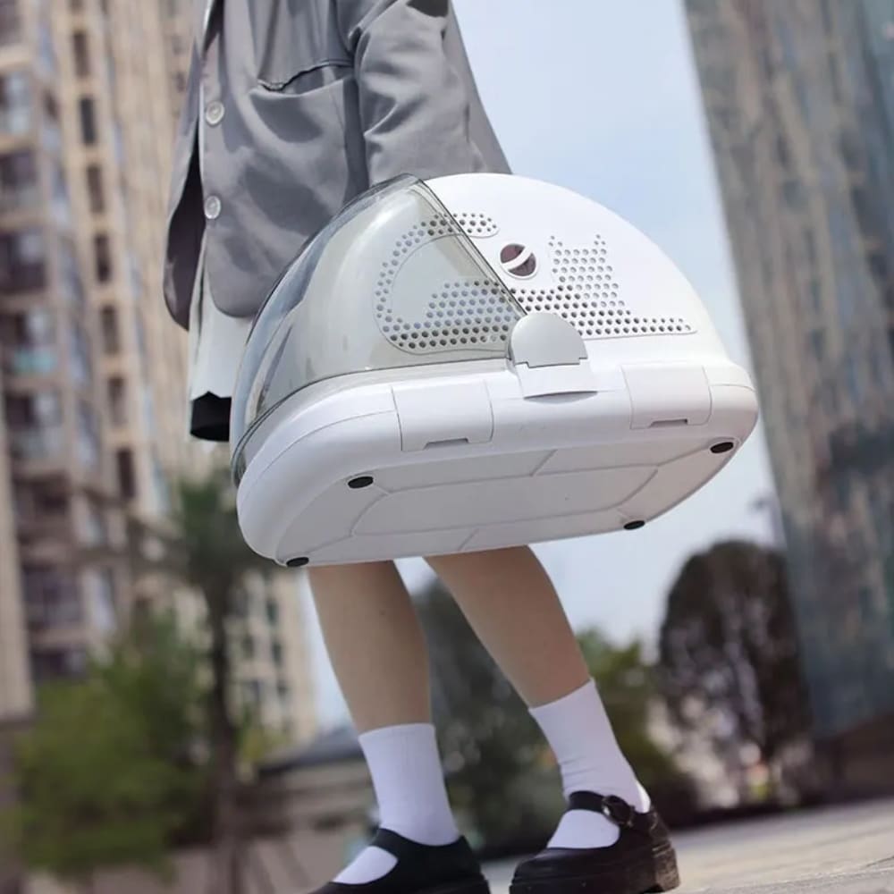 Transportadora para mascota con gato adentro siendo acariciado