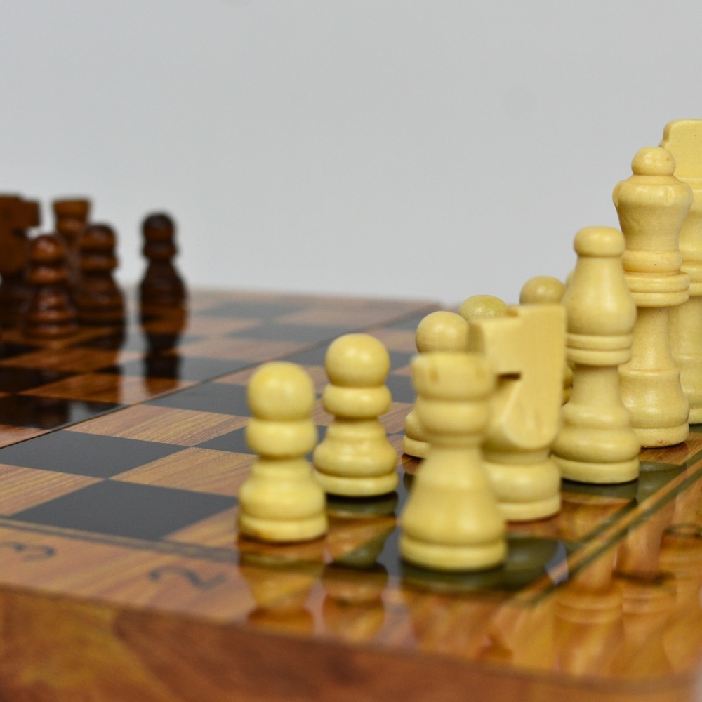 Juego de ajedrez de cerca material madera